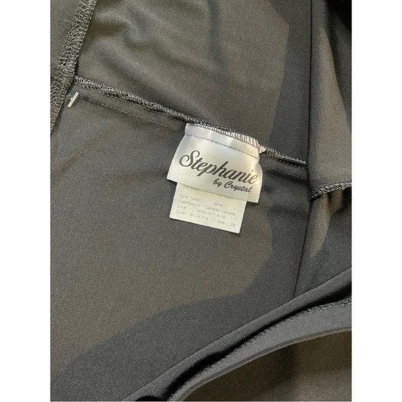 437 - NEW Stephanie by Crystal Black Capris - Picture 6 of 7